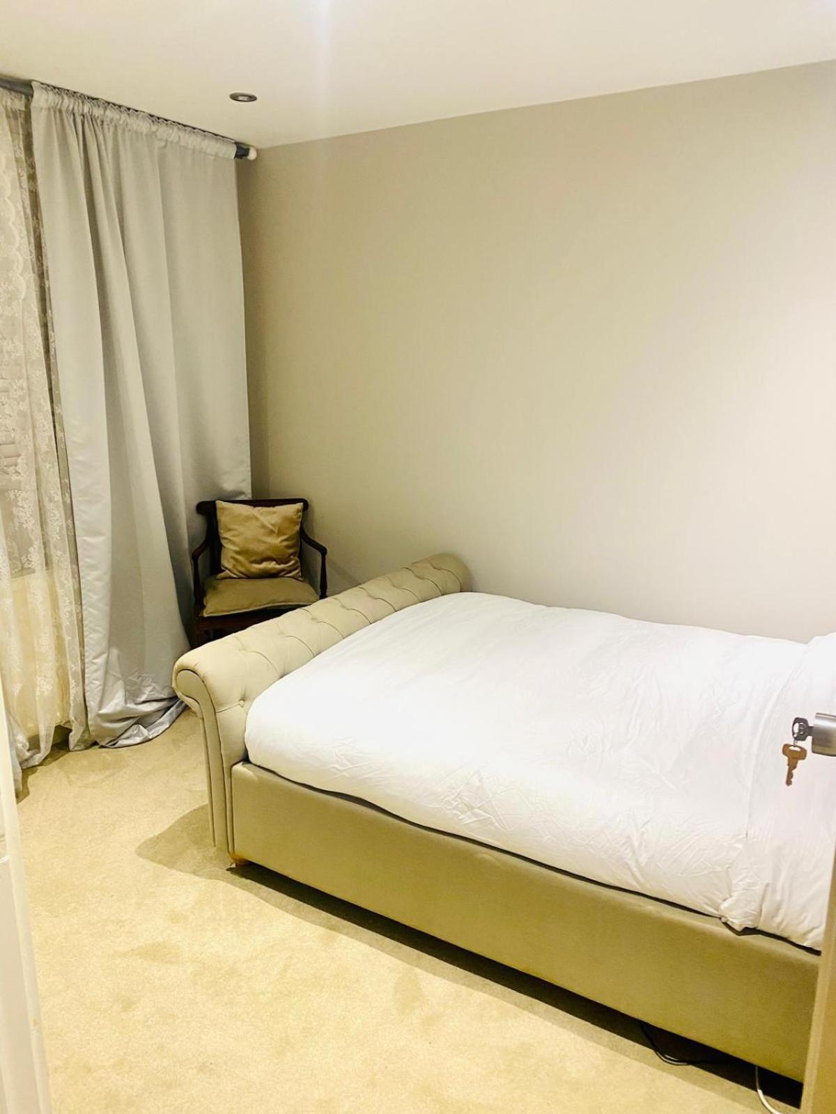 לונדון Large Self-Contained Cozy Studio מראה חיצוני תמונה