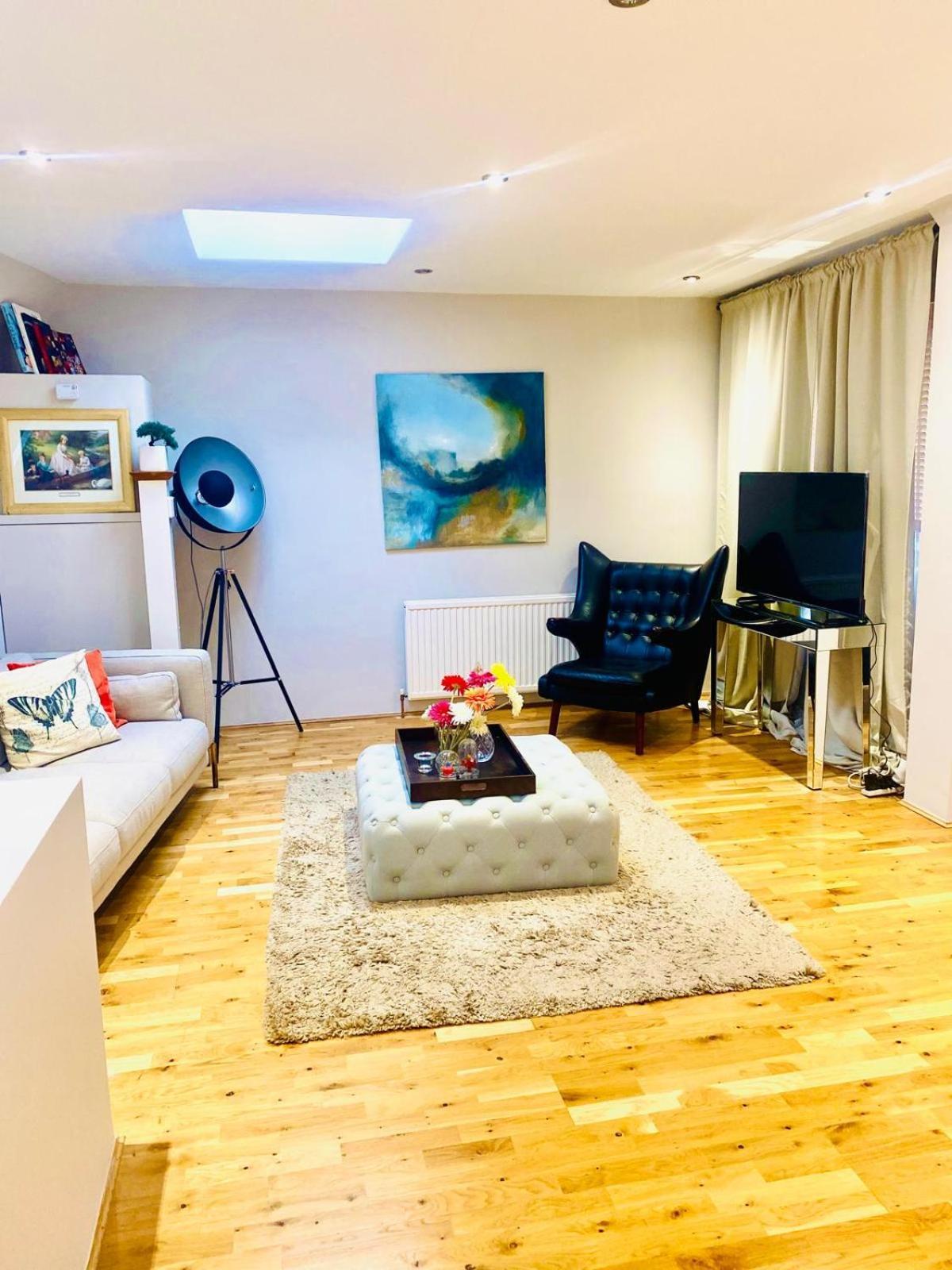לונדון Large Self-Contained Cozy Studio מראה חיצוני תמונה